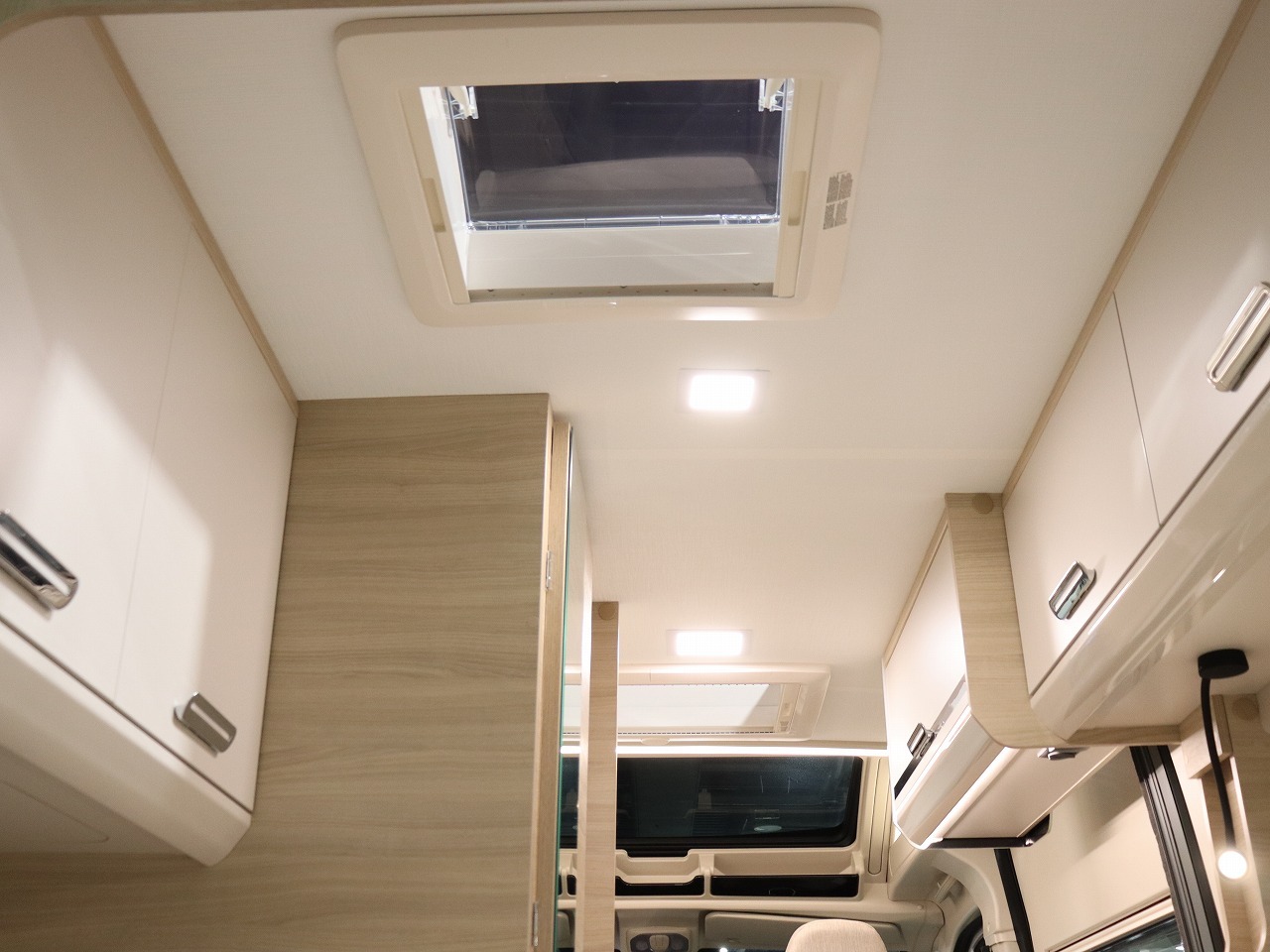キャンピングカー バンコン ﾃﾞｭｶﾄ　ﾛｰﾗｰﾁｰﾑ　ﾘﾋﾞﾝｸﾞｽﾄｰﾝK2　新車