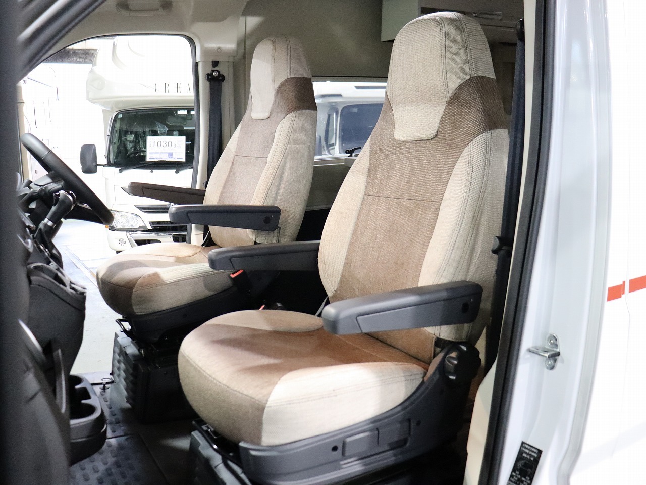 キャンピングカー バンコン ﾃﾞｭｶﾄ　ﾛｰﾗｰﾁｰﾑ　ﾘﾋﾞﾝｸﾞｽﾄｰﾝK2　新車