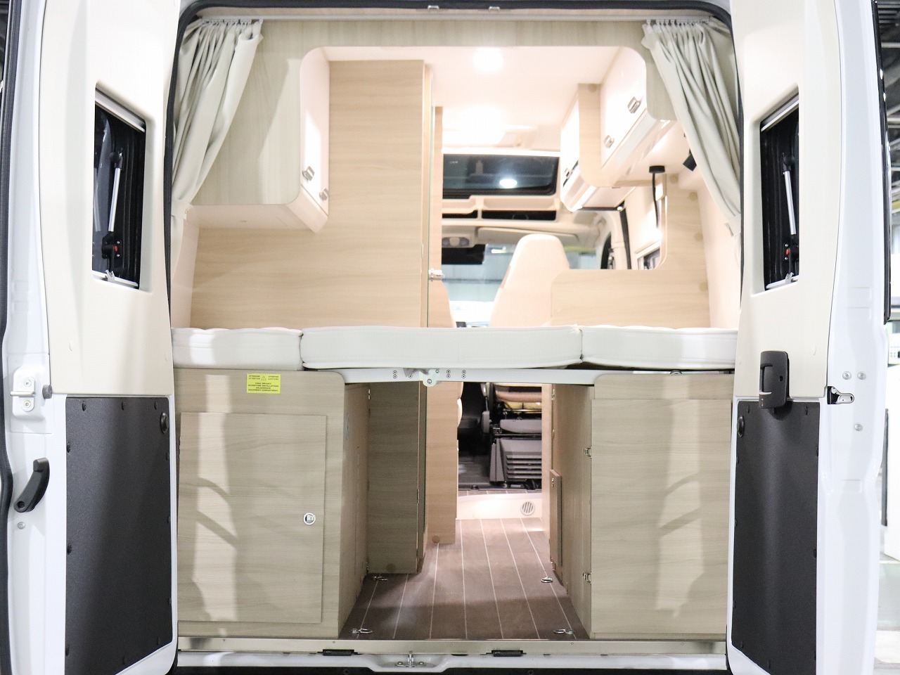 キャンピングカー バンコン ﾃﾞｭｶﾄ　ﾛｰﾗｰﾁｰﾑ　ﾘﾋﾞﾝｸﾞｽﾄｰﾝK2　新車