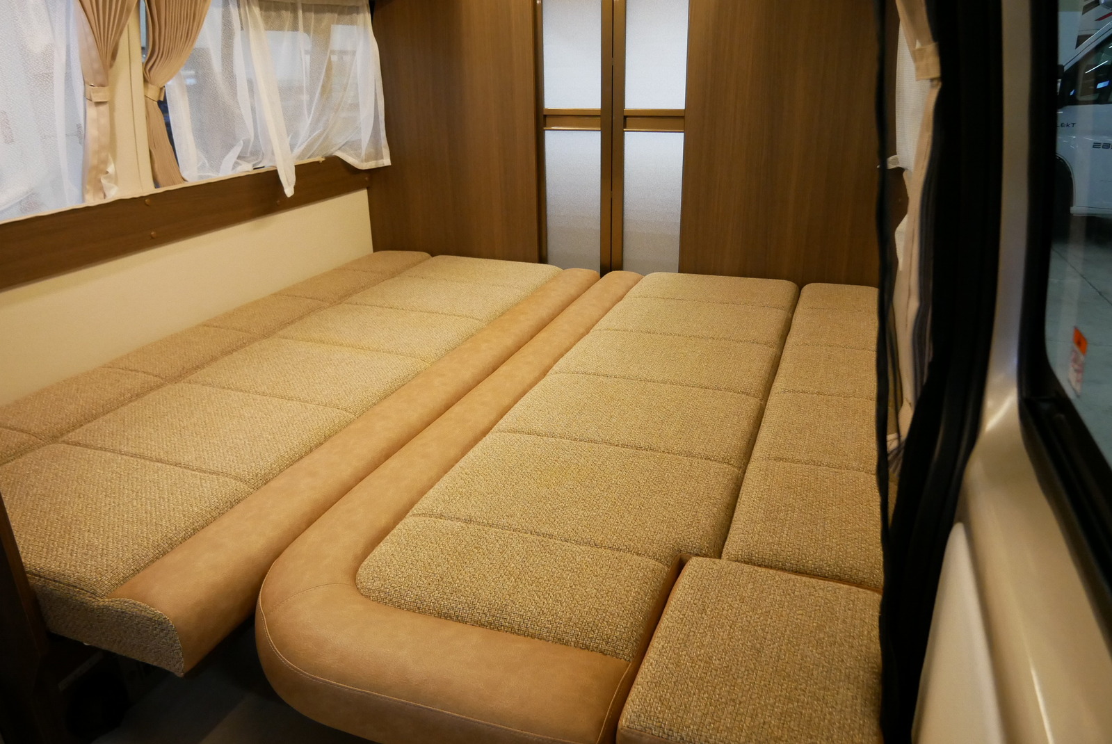 キャンピングカー バンコン ﾊｲｴｰｽ ﾚｸﾋﾞｨﾌﾟﾗｽSL 家庭用ｴｱｺﾝ FF暖房