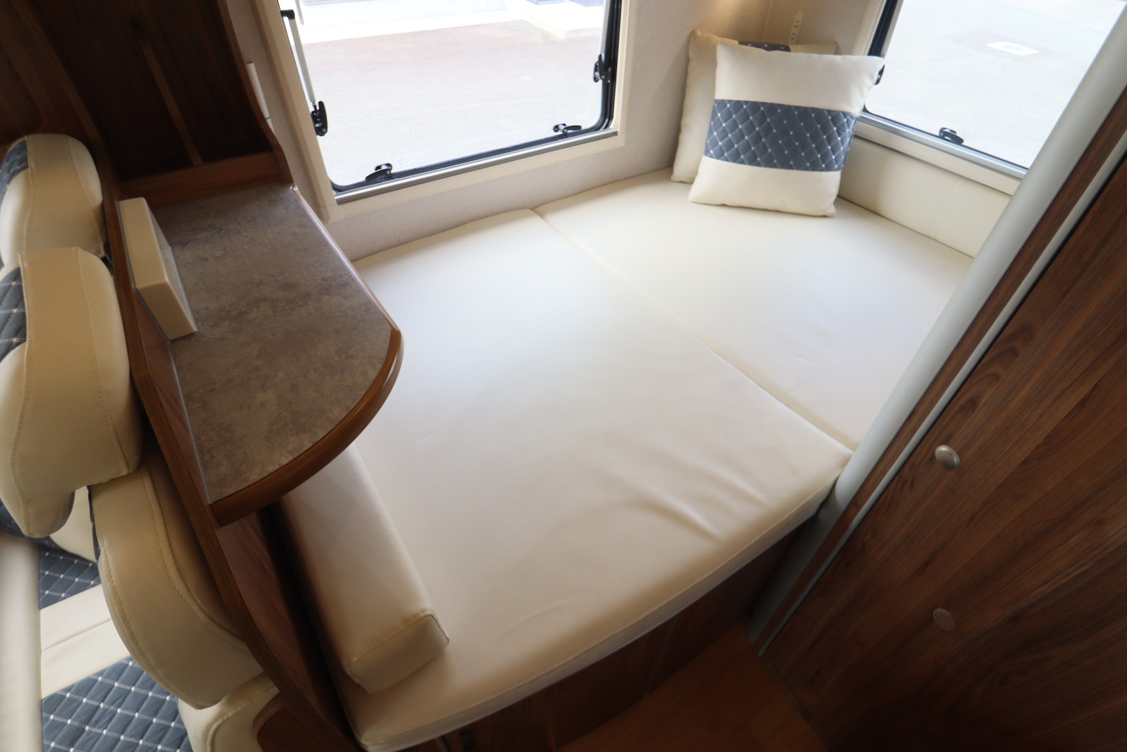 キャンピングカー キャブコン ｶﾑﾛｰﾄﾞ ﾀﾞｲﾚｸﾄｶｰｽﾞ ﾄﾘｯﾌﾟﾌﾟﾚﾐｱﾑ