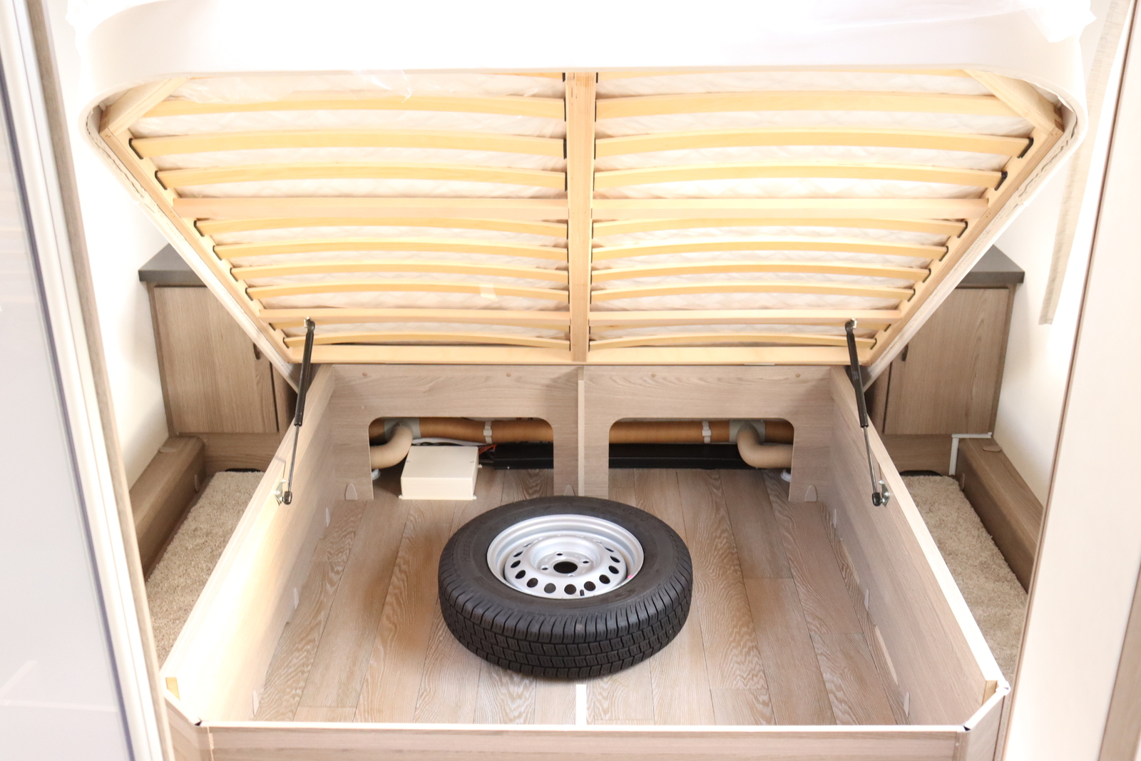 キャンピングカー トレーラー ﾎﾋﾞｰ650UFfﾌﾟﾚｽﾃｰｼﾞ ﾑｰﾊﾞｰ 家庭用AC