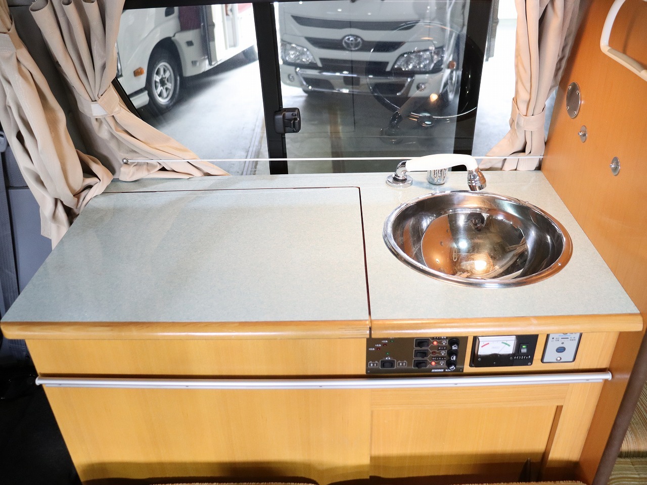 キャンピングカー バンコン ﾚｼﾞｱｽｴｰｽ ﾅｯﾂRV ﾗﾃﾞｨｯｼｭ 4WD