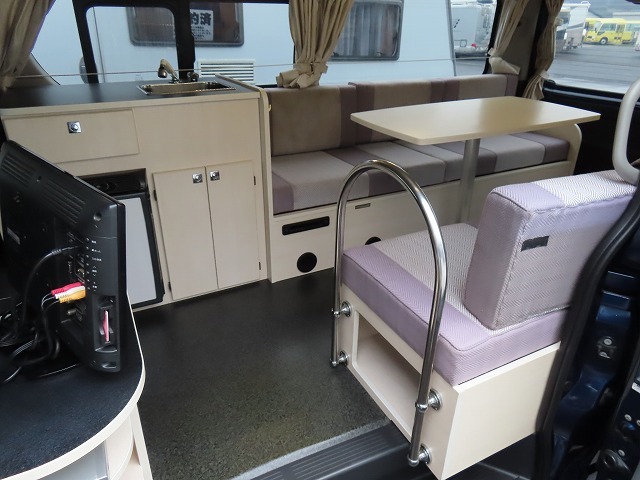 キャンピングカー バンコン ﾊｲｴｰｽ ﾅｯﾂRV ﾄﾗｲｱﾙC　冷蔵庫　ﾃﾚﾋﾞ