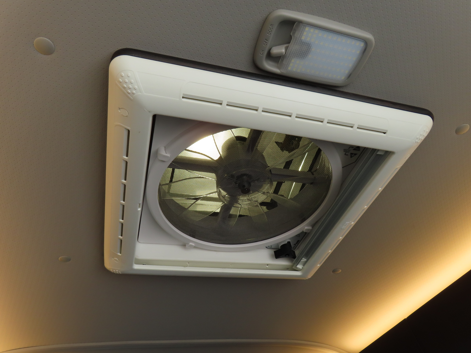 キャンピングカー バンコン ﾊｲｴｰｽ ﾎﾜｲﾄﾊｳｽ ｺﾝﾊﾟｽﾄﾞﾙｸ