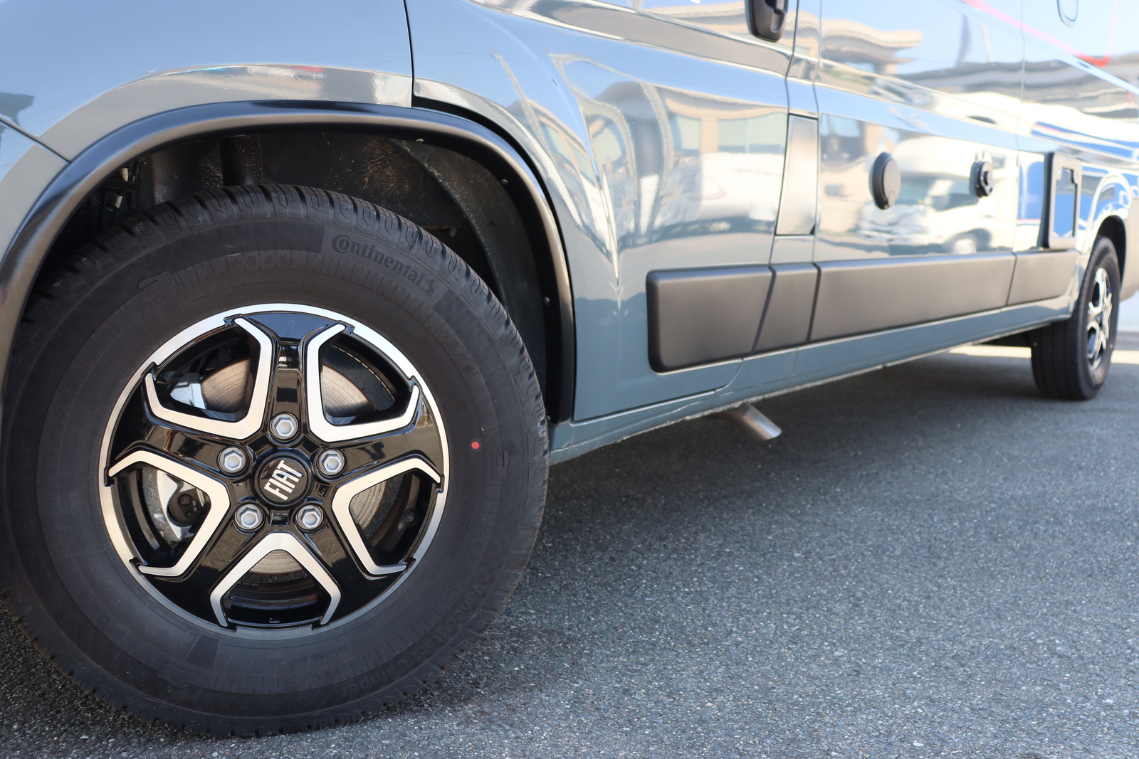 キャンピングカー バンコン ﾃﾞｭｶﾄ ﾛｰﾗｰﾁｰﾑ ﾘﾋﾞﾝｸﾞｽﾄｰﾝ5 新車