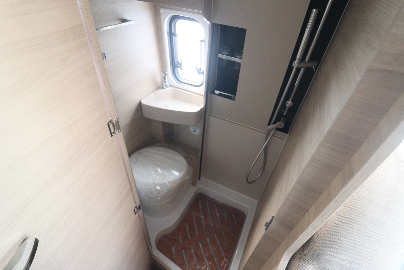 キャンピングカー バンコン ﾃﾞｭｶﾄ ﾛｰﾗｰﾁｰﾑ ﾘﾋﾞﾝｸﾞｽﾄｰﾝ5 新車