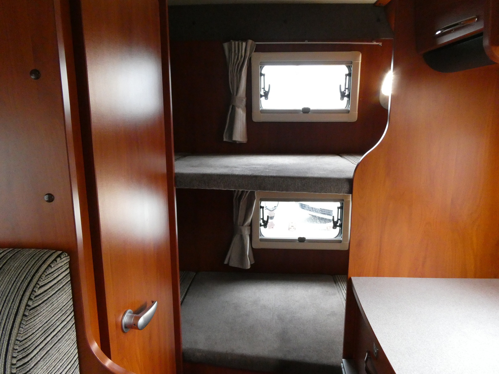 キャンピングカー キャブコン ﾅｯﾂRV ｸﾚｿﾝﾎﾞﾔｰｼﾞｭW　新品家庭用ｴｱｺﾝ