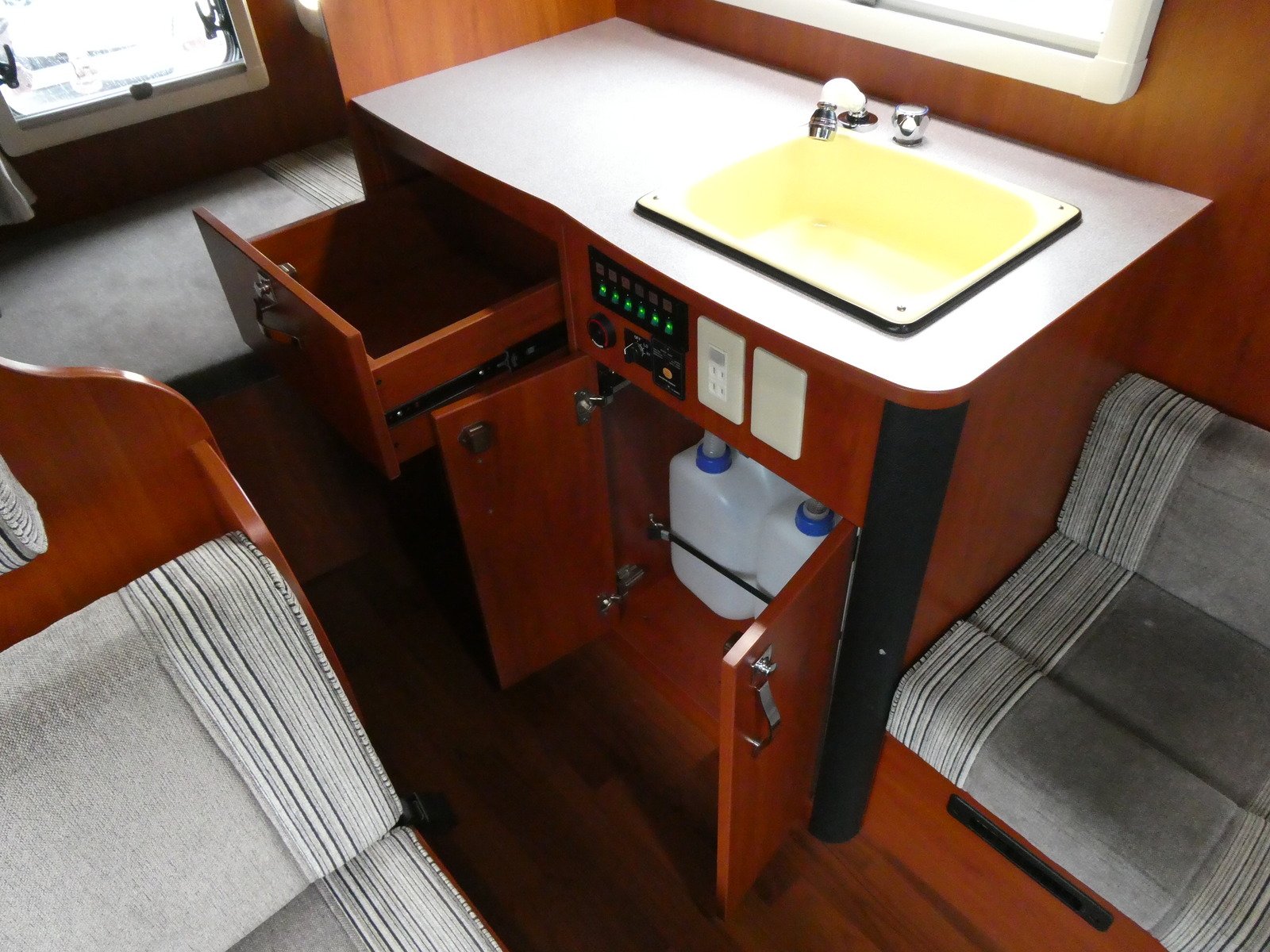 キャンピングカー キャブコン ﾅｯﾂRV ｸﾚｿﾝﾎﾞﾔｰｼﾞｭW　新品家庭用ｴｱｺﾝ