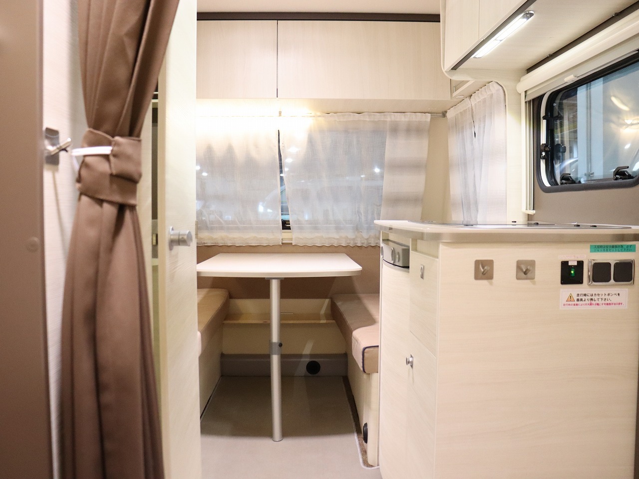 キャンピングカー トレーラー ﾄﾘｶﾞﾉ ｴﾒﾛｰﾄﾞ376V　けん引免許不要