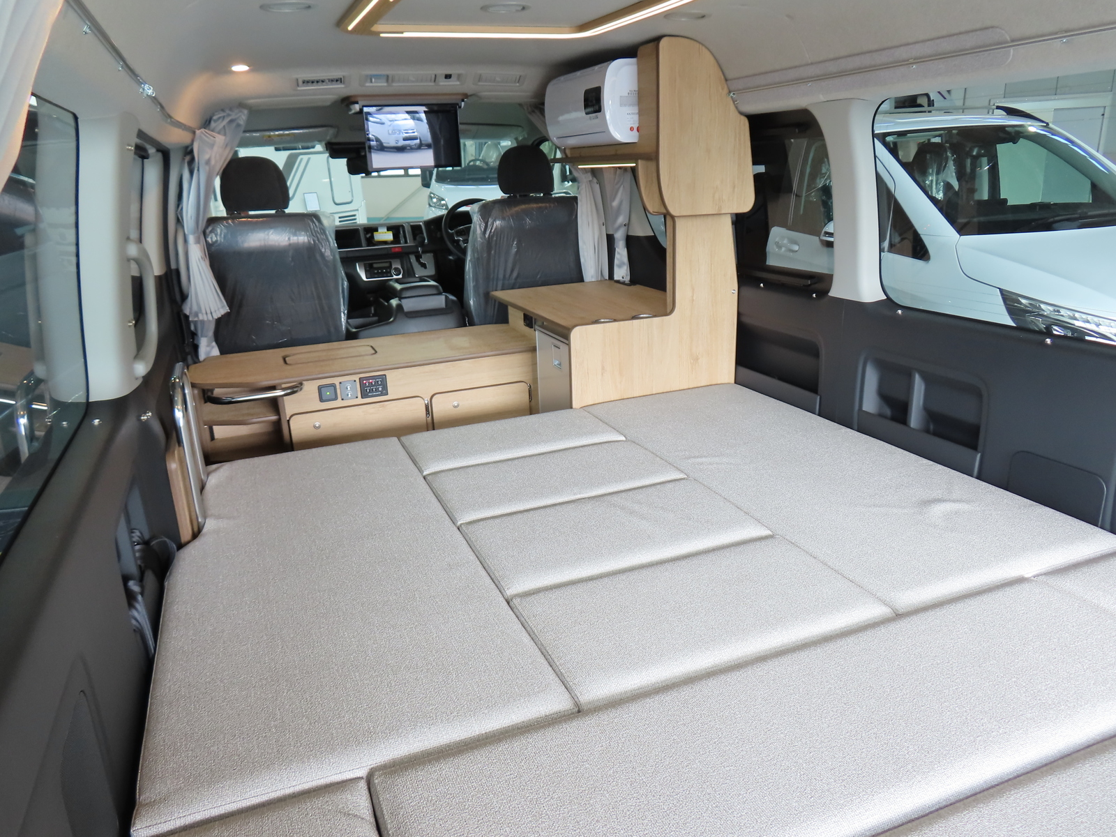 キャンピングカー バンコン ﾊｲｴｰｽ FOCS FIKA 展示車 新規ｵｰﾀﾞｰ受付中