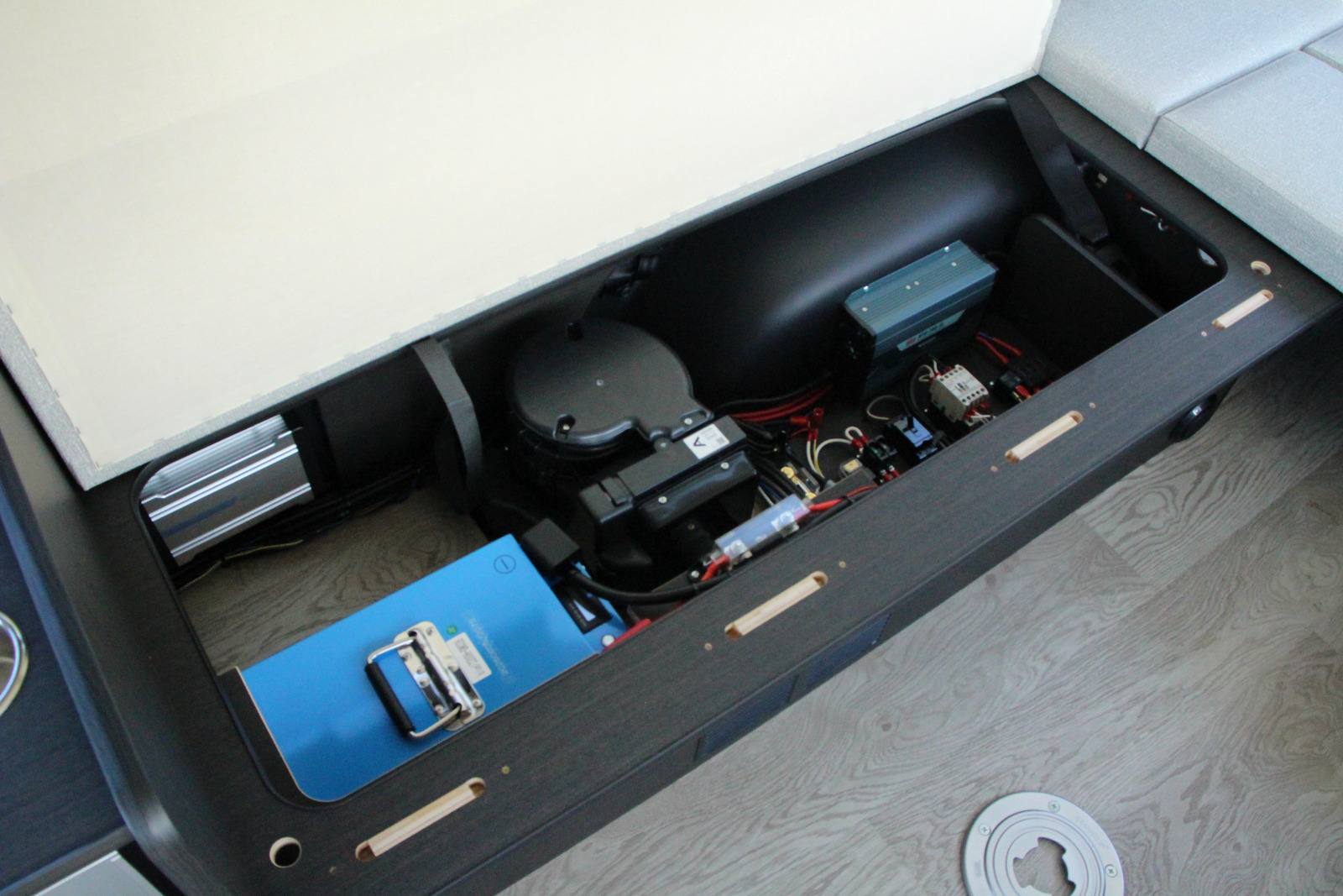 キャンピングカー バンコン ﾊｲｴｰｽ FOCS FIKA 展示車 新規ｵｰﾀﾞｰ受付中
