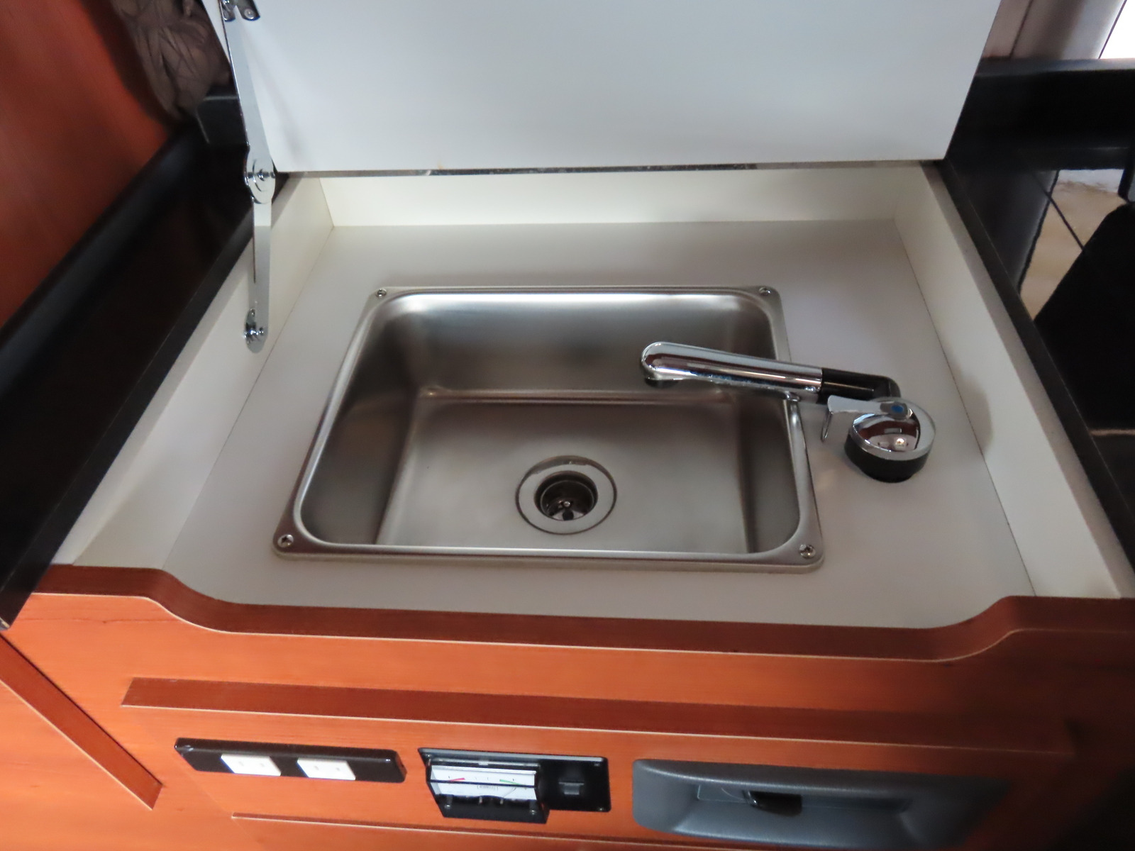 キャンピングカー バンコン NV350ｷｬﾗﾊﾞﾝ ﾛｰﾀｽRV ｲｰﾗｲｽﾞ