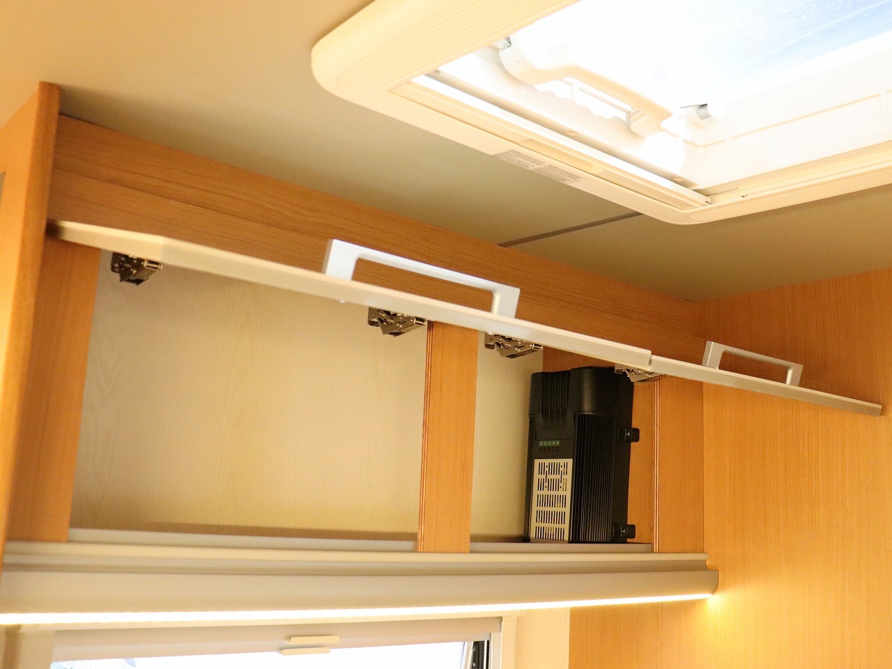 キャンピングカー トレーラー ｴｰｽｷｬﾗﾊﾞﾝ ｴｰｽ330ﾙｰﾑ　FFﾋｰﾀｰ