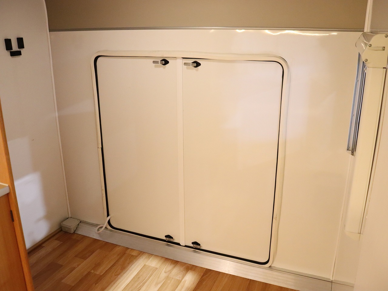 キャンピングカー トレーラー ｴｰｽｷｬﾗﾊﾞﾝ ｴｰｽ330ﾙｰﾑ　FFﾋｰﾀｰ