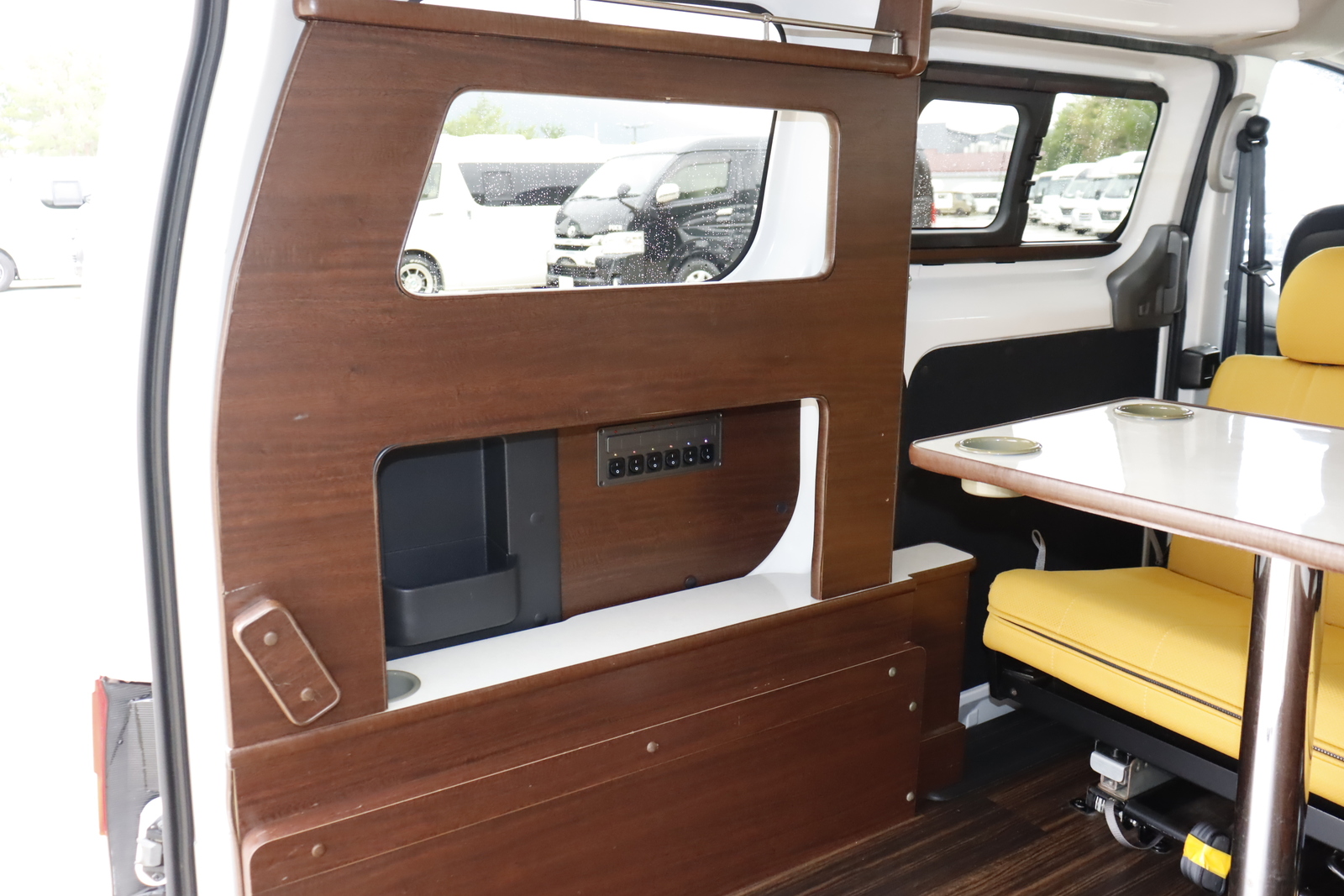 キャンピングカー バンコン NV200ﾊﾞﾈｯﾄ ﾋﾟｰｽﾞｸﾗﾌﾄ ﾂｰﾙﾄﾞｽﾀｰ