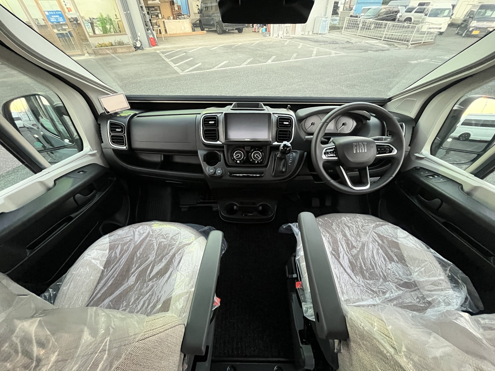 キャンピングカー バンコン ﾛｰﾗｰﾁｰﾑ ﾘﾋﾞﾝｸﾞｽﾄｰﾝK2 新車即納車