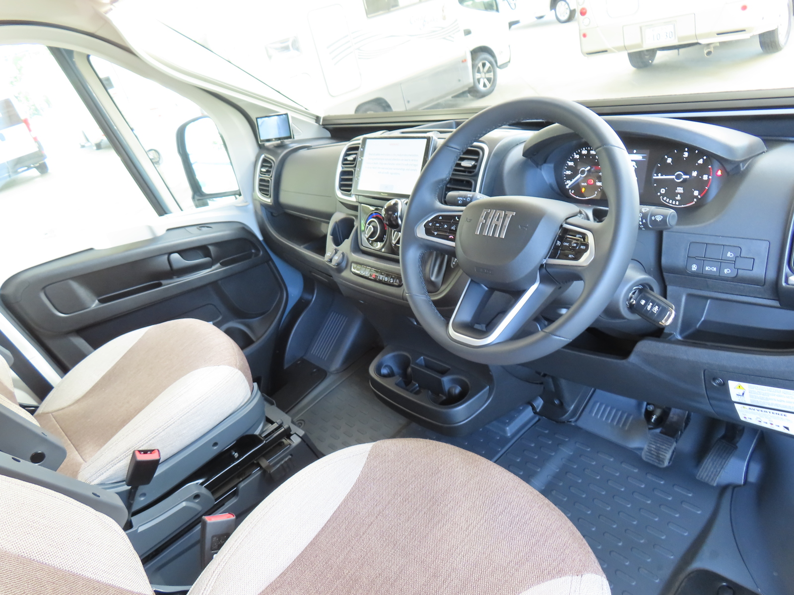 キャンピングカー デュカト ﾛｰﾗｰﾁｰﾑﾘﾋﾞﾝｸﾞｽﾄｰﾝK2 新車即納