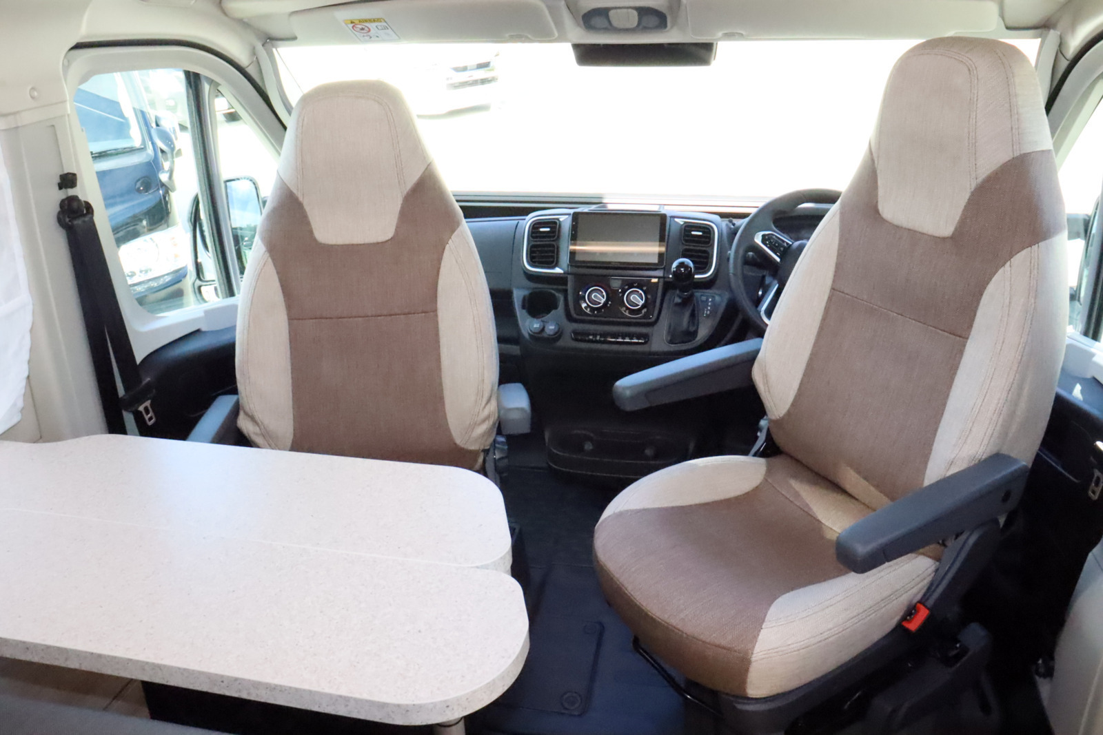 キャンピングカー バンコン ﾃﾞｭｶﾄ　ﾛｰﾗｰﾁｰﾑ　ﾘﾋﾞﾝｸﾞｽﾄﾝKJ　即納車