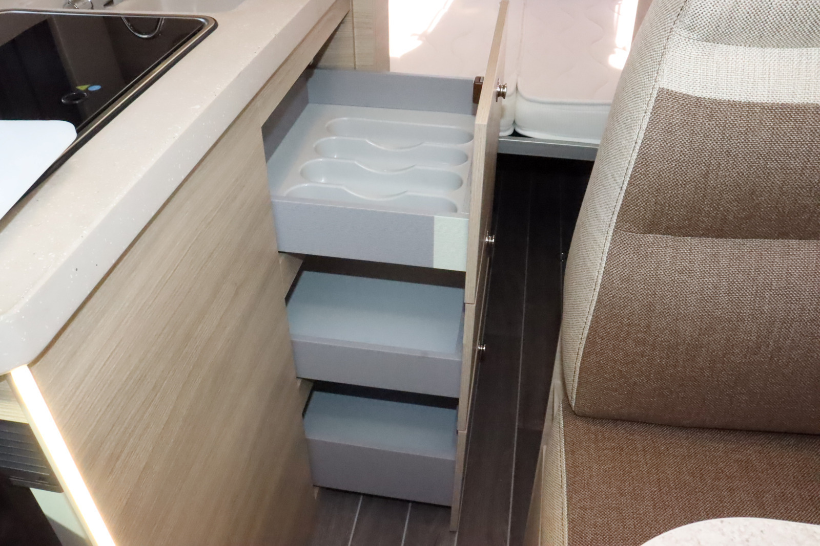 キャンピングカー バンコン ﾃﾞｭｶﾄ　ﾛｰﾗｰﾁｰﾑ　ﾘﾋﾞﾝｸﾞｽﾄﾝKJ　即納車