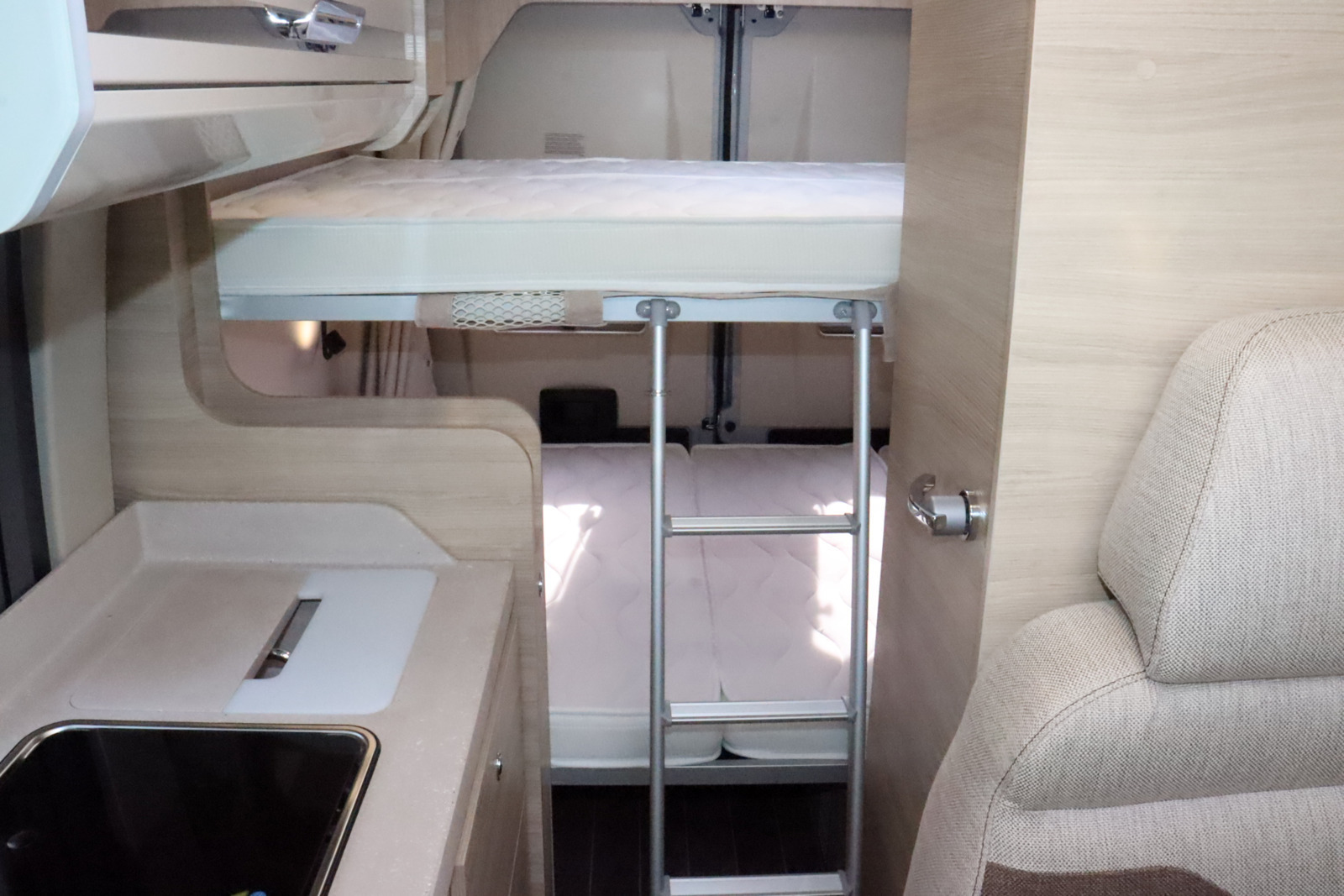 キャンピングカー バンコン ﾃﾞｭｶﾄ　ﾛｰﾗｰﾁｰﾑ　ﾘﾋﾞﾝｸﾞｽﾄﾝKJ　即納車