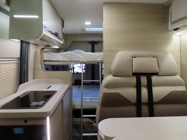 キャンピングカー バンコン ﾃﾞｭｶﾄ　ﾛｰﾗｰﾁｰﾑﾘﾋﾞﾝｸﾞｽﾄｰﾝKJ　新車即納