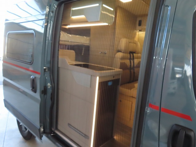 キャンピングカー バンコン ﾃﾞｭｶﾄ　ﾛｰﾗｰﾁｰﾑﾘﾋﾞﾝｸﾞｽﾄｰﾝKJ　新車即納