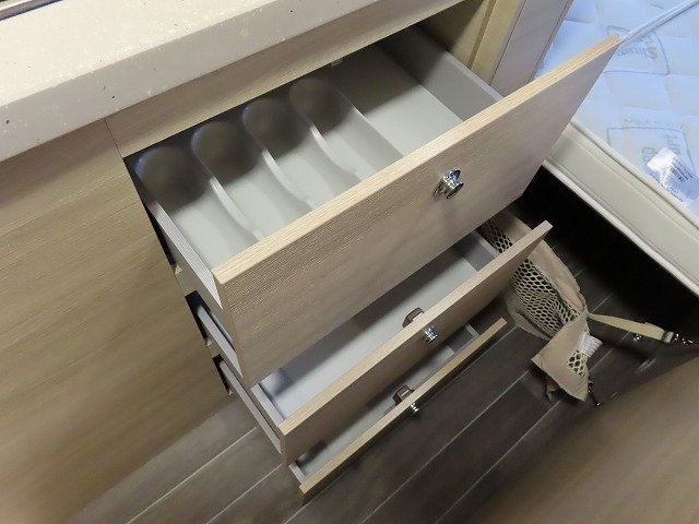 キャンピングカー バンコン ﾃﾞｭｶﾄ　ﾛｰﾗｰﾁｰﾑﾘﾋﾞﾝｸﾞｽﾄｰﾝKJ　新車即納