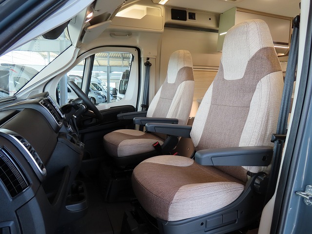 キャンピングカー バンコン ﾃﾞｭｶﾄ　ﾛｰﾗｰﾁｰﾑﾘﾋﾞﾝｸﾞｽﾄｰﾝKJ　新車即納