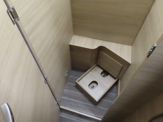 キャンピングカー バンコン ﾃﾞｭｶﾄ　ﾛｰﾗｰﾁｰﾑﾘﾋﾞﾝｸﾞｽﾄｰﾝKJ　新車即納