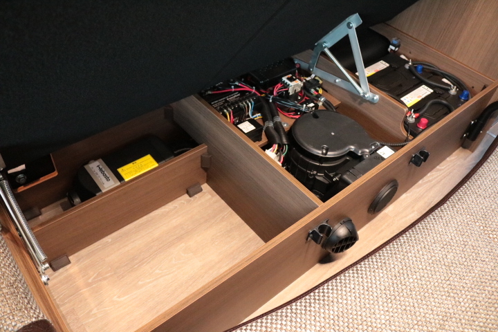 キャンピングカー バンコン ﾊｲｴｰｽ ﾚｸﾋﾞｨ ｳﾞｫｰﾉ 4WD　FF　電子ﾚﾝｼﾞ