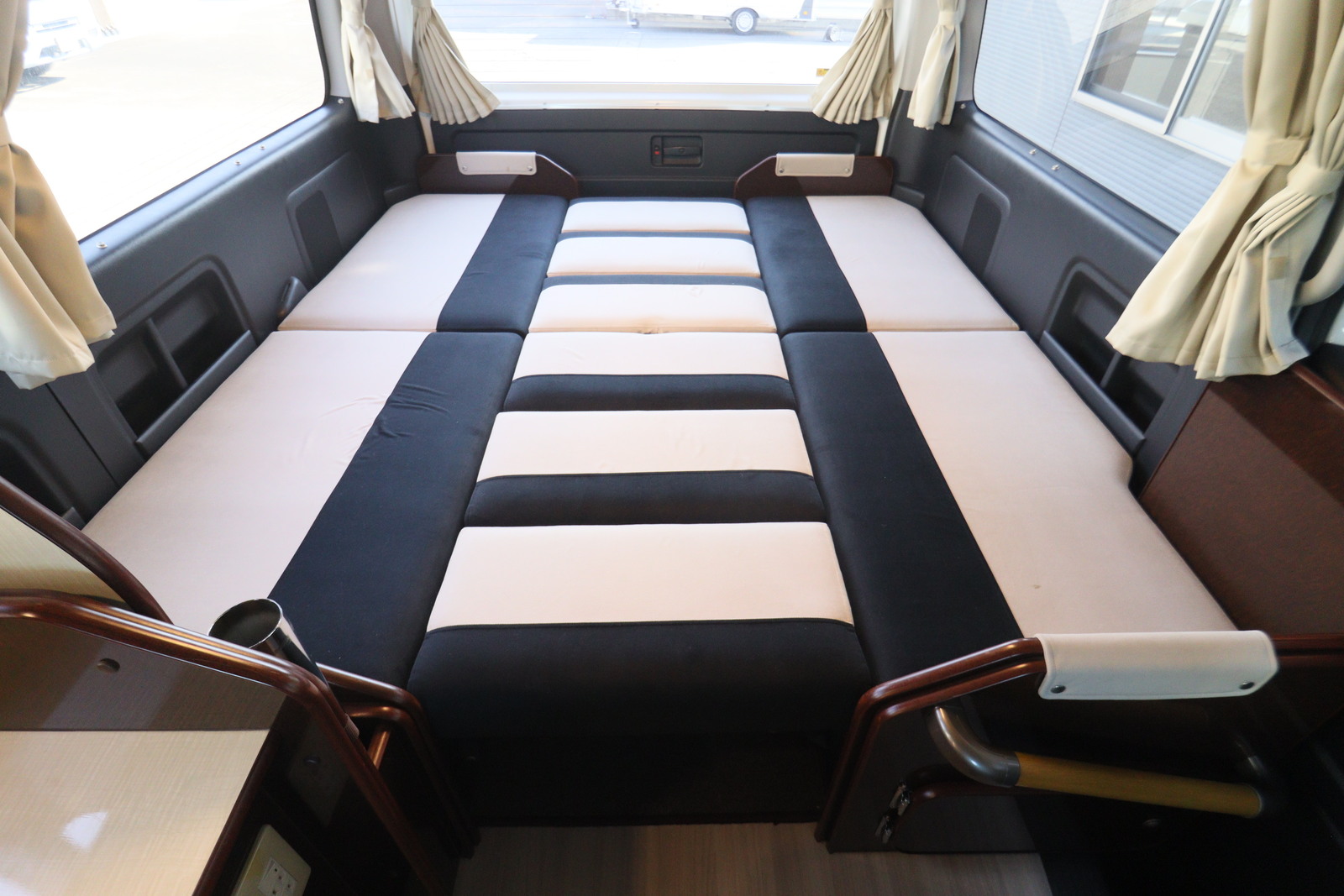 キャンピングカー バンコン ﾊｲｴｰｽ FOCS DSﾌﾟﾚﾐｱﾑ