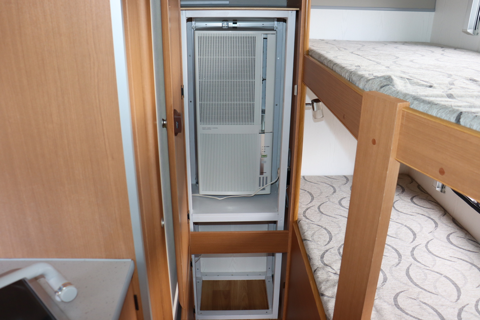 キャンピングカー トレーラー ｴｰｽｷｬﾗﾊﾞﾝ ｴｰｽ330DL