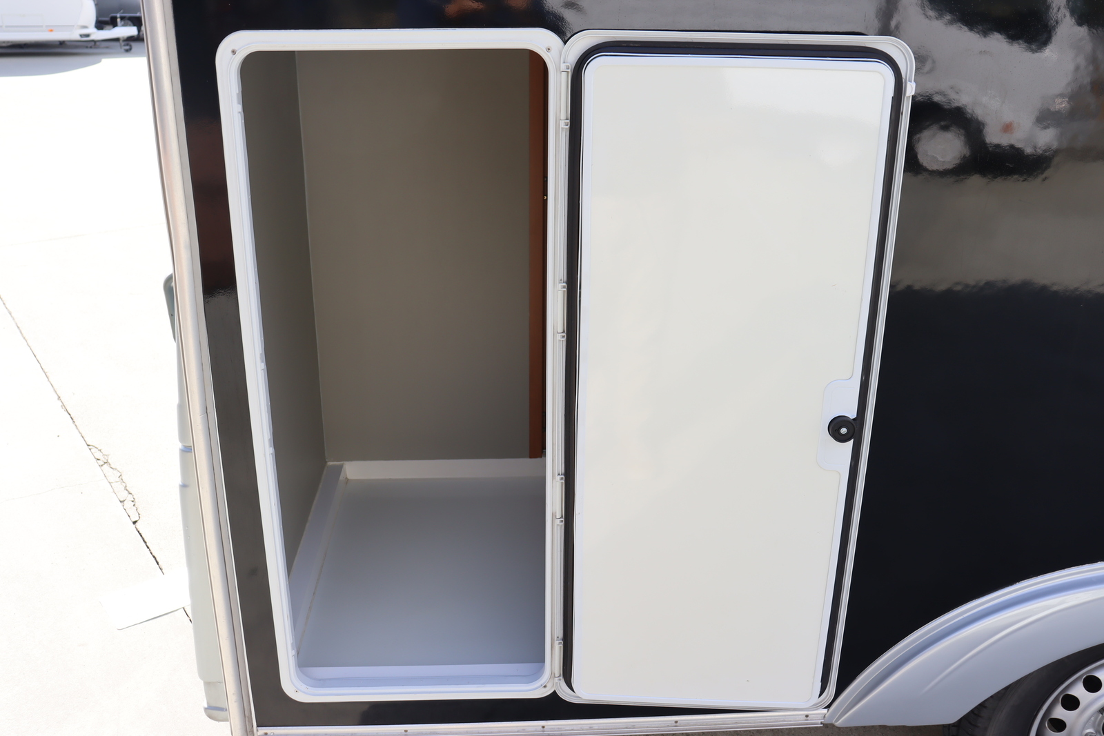 キャンピングカー トレーラー ｴｰｽｷｬﾗﾊﾞﾝ ｴｰｽ330DL