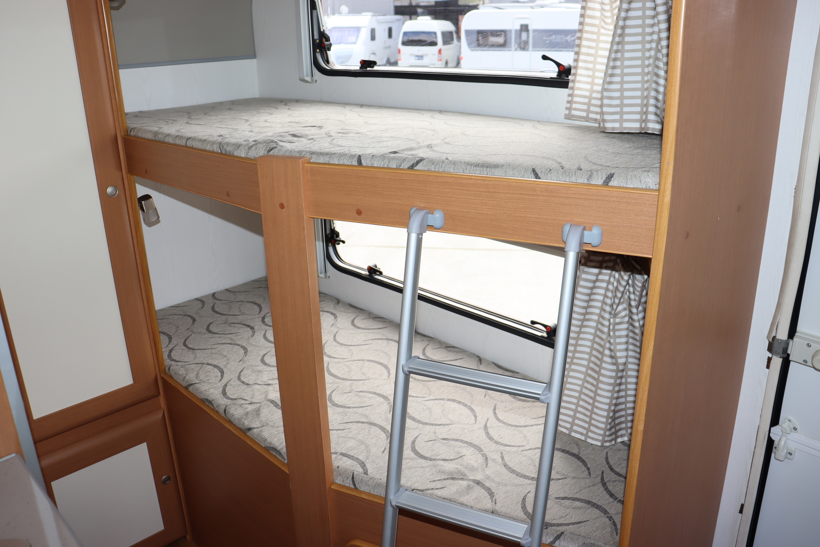 キャンピングカー トレーラー ｴｰｽｷｬﾗﾊﾞﾝ ｴｰｽ330DL