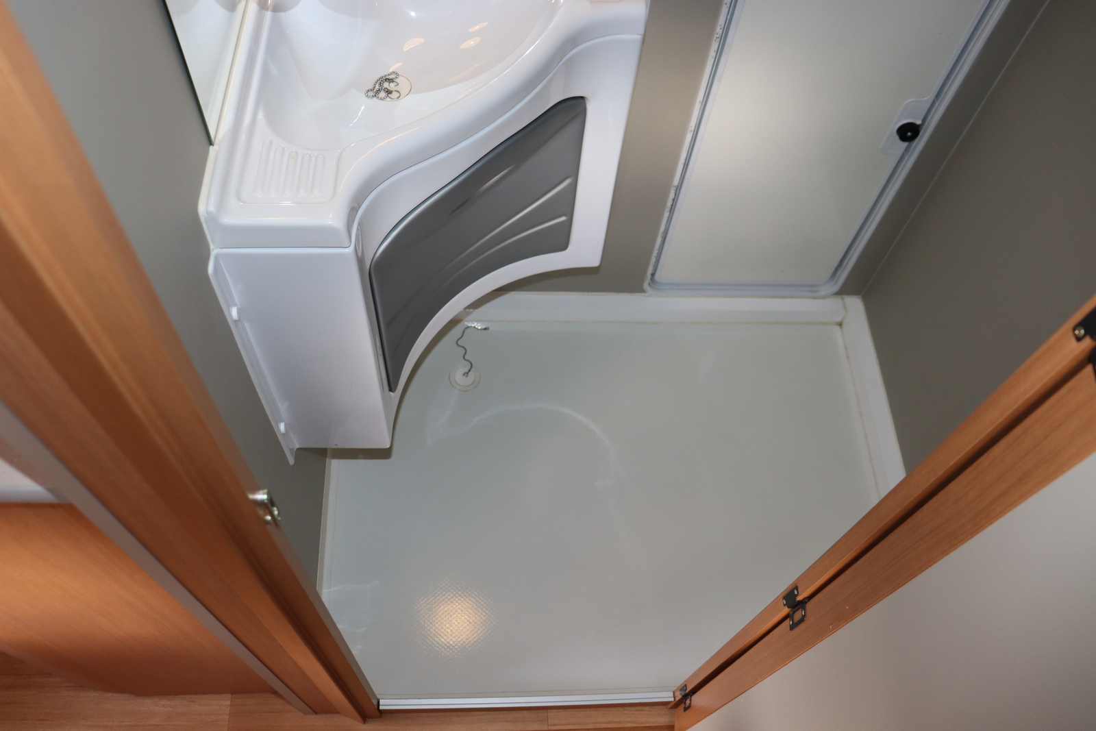 キャンピングカー トレーラー ｴｰｽｷｬﾗﾊﾞﾝ ｴｰｽ330DL