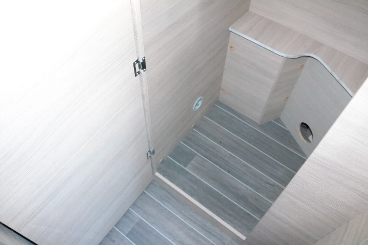 キャンピングカー バンコン ﾃﾞｭｶﾄ ﾛｰﾗｰﾁｰﾑ ﾘﾋﾞﾝｸﾞｽﾄﾝKJ FF暖房