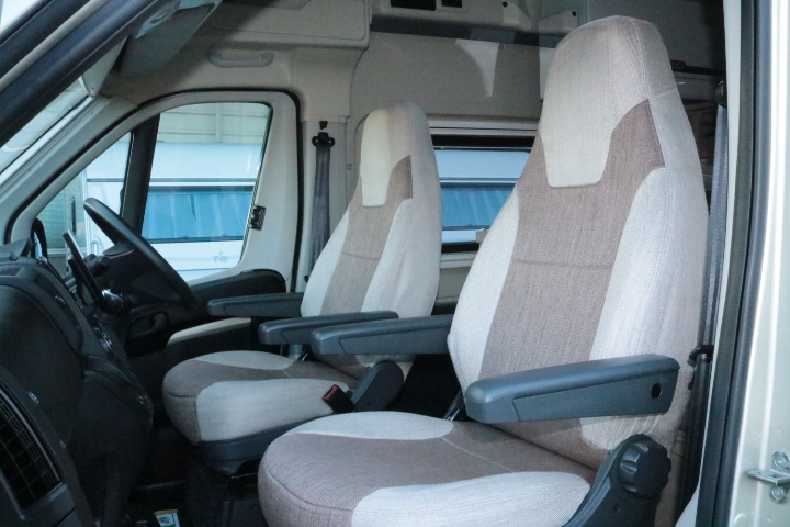 キャンピングカー バンコン ﾃﾞｭｶﾄ ﾛｰﾗｰﾁｰﾑ ﾘﾋﾞﾝｸﾞｽﾄﾝKJ FF暖房