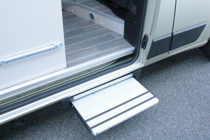 キャンピングカー バンコン ﾃﾞｭｶﾄ ﾛｰﾗｰﾁｰﾑ ﾘﾋﾞﾝｸﾞｽﾄﾝKJ FF暖房