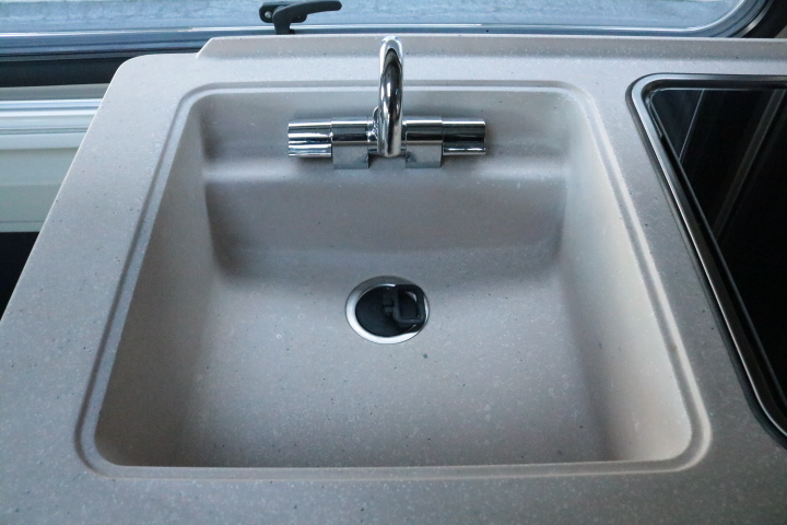 キャンピングカー バンコン ﾃﾞｭｶﾄ ﾛｰﾗｰﾁｰﾑ ﾘﾋﾞﾝｸﾞｽﾄﾝKJ FF暖房