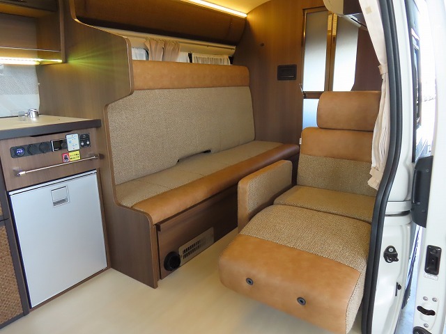 キャンピングカー バンコン ﾊｲｴｰｽ ﾚｸﾋﾞｨ ﾌﾟﾗｽDD 家庭用ｴｱｺﾝ 4WD