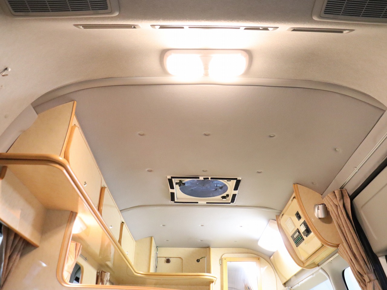 キャンピングカー バンコン ﾚｼﾞｱｽｴｰｽ ﾉｰｽﾗｲﾌ 大地 4WD　FF