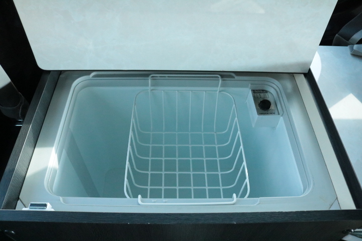 キャンピングカー バンコン NV200ﾊﾞﾈｯﾄ ﾘﾝｴｲ ﾊﾞｶﾝﾁｪｽMOMO　