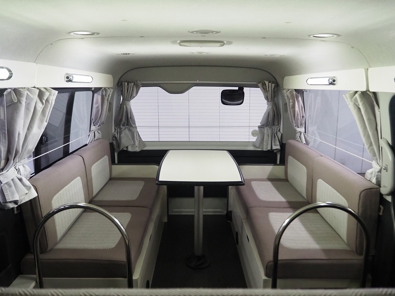 キャンピングカー バンコン ﾊｲｴｰｽ ﾅｯﾂRV ﾄﾗｲｱﾙ ﾀｲﾌﾟA 4WD　FF