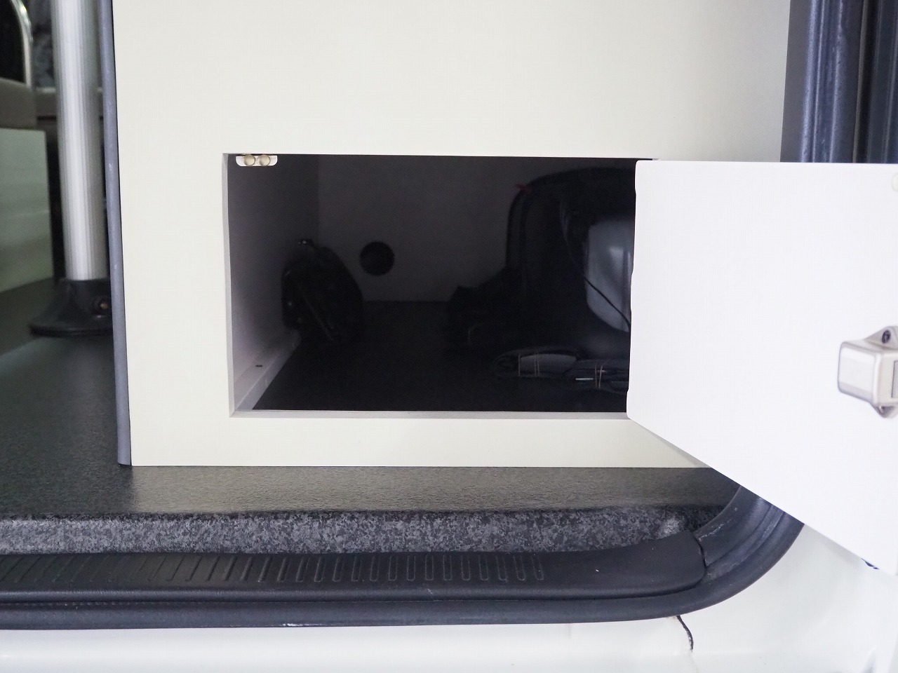 キャンピングカー バンコン ﾊｲｴｰｽ ﾅｯﾂRV ﾄﾗｲｱﾙ ﾀｲﾌﾟA 4WD　FF