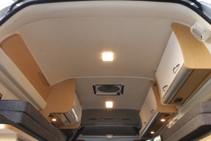 キャンピングカー バンコン　ハイエース  ﾄｲﾌｧｸﾄﾘｰ　ﾊﾞｰﾃﾞﾝｸﾞﾗﾝﾃﾞ　家庭用ｴｱｺﾝ　FF