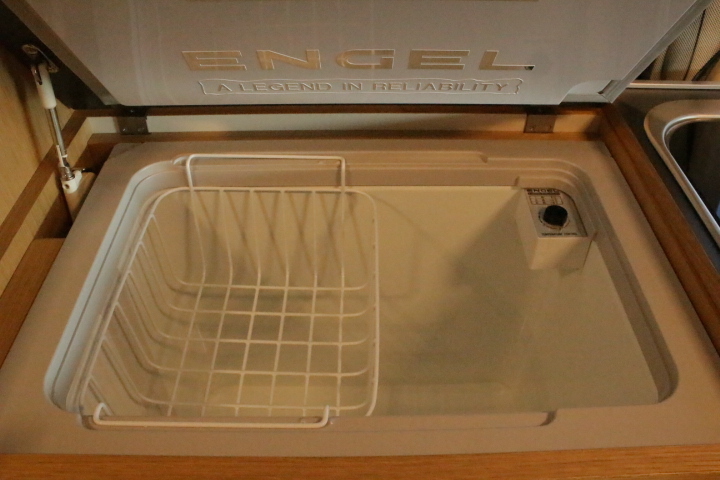 キャンピングカー バンコン　ハイエース  ﾄｲﾌｧｸﾄﾘｰ　ﾊﾞｰﾃﾞﾝｸﾞﾗﾝﾃﾞ　家庭用ｴｱｺﾝ　FF