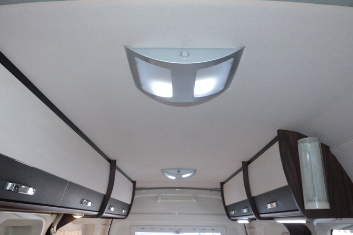 キャンピングカー バンコン ﾊｲｴｰｽ ﾃﾞﾙﾀﾘﾝｸ ﾀﾞｰｳｨﾝQ3　FF　冷蔵庫