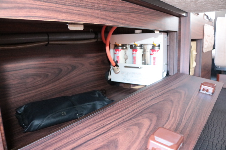 キャンピングカー バンコン ﾊｲｴｰｽ ﾃﾞﾙﾀﾘﾝｸ ﾀﾞｰｳｨﾝQ3　FF　冷蔵庫