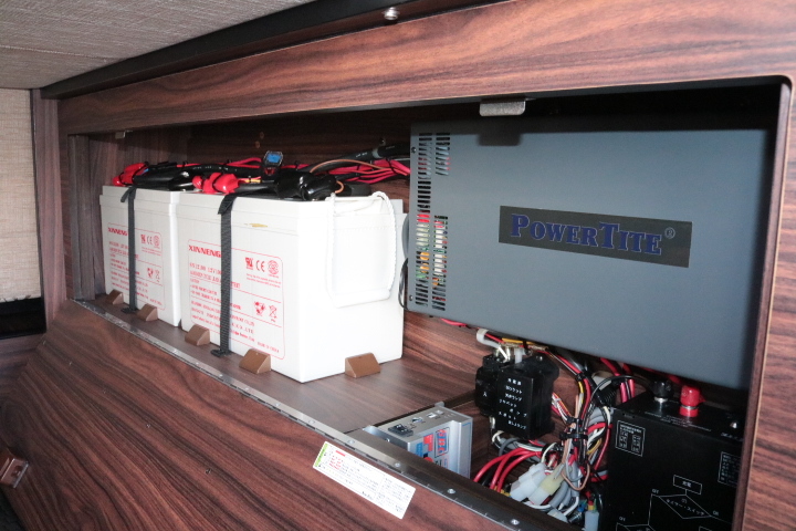 キャンピングカー バンコン ﾊｲｴｰｽ ﾃﾞﾙﾀﾘﾝｸ ﾀﾞｰｳｨﾝQ3　FF　冷蔵庫